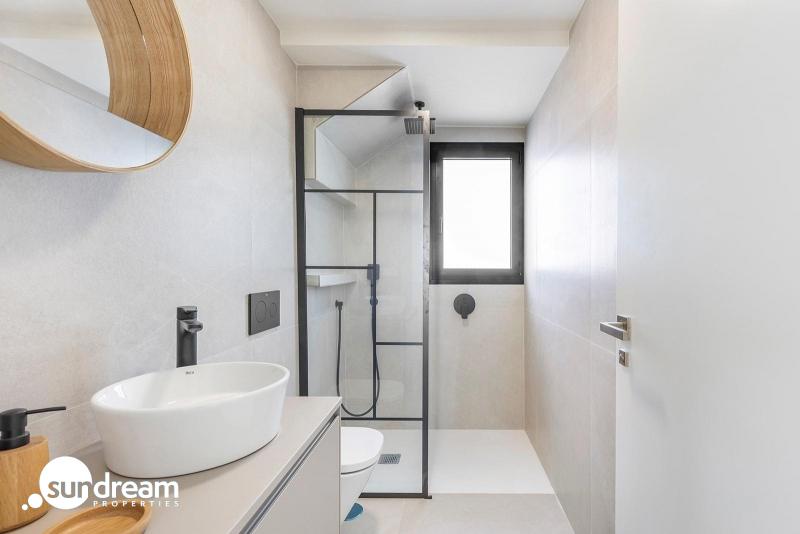 g_42664-18-23 Villa de nueva construcción con 3 dormitorios y piscina privada en venta en Los Alcazares.