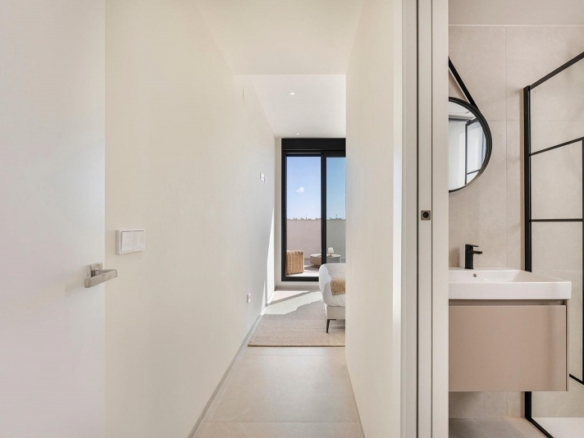 Villa de nueva construcción con 3 dormitorios y piscina privada en venta en Los Alcazares.