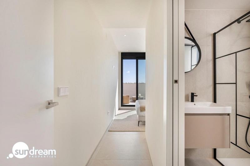 g_42664-18-24 Villa de nueva construcción con 3 dormitorios y piscina privada en venta en Los Alcazares.