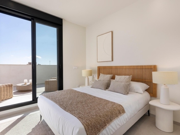 Villa de nueva construcción con 3 dormitorios y piscina privada en venta en Los Alcazares.