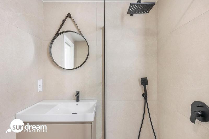 Villa de nueva construcción con 3 dormitorios y piscina privada en venta en Los Alcazares.