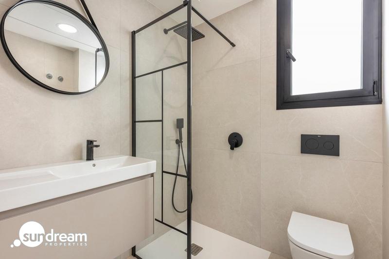 Villa de nueva construcción con 3 dormitorios y piscina privada en venta en Los Alcazares.