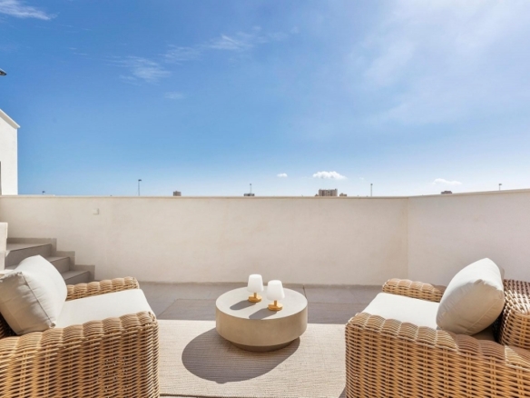 Villa de nueva construcción con 3 dormitorios y piscina privada en venta en Los Alcazares.