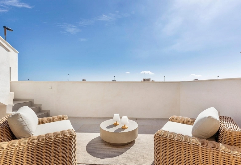 Villa de nueva construcción con 3 dormitorios y piscina privada en venta en Los Alcazares.