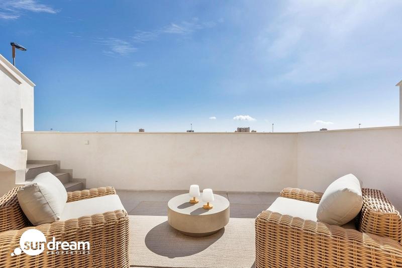 Villa de nueva construcción con 3 dormitorios y piscina privada en venta en Los Alcazares.