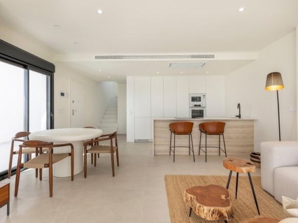 Villa de nueva construcción con 3 dormitorios y piscina privada en venta en Los Alcazares.