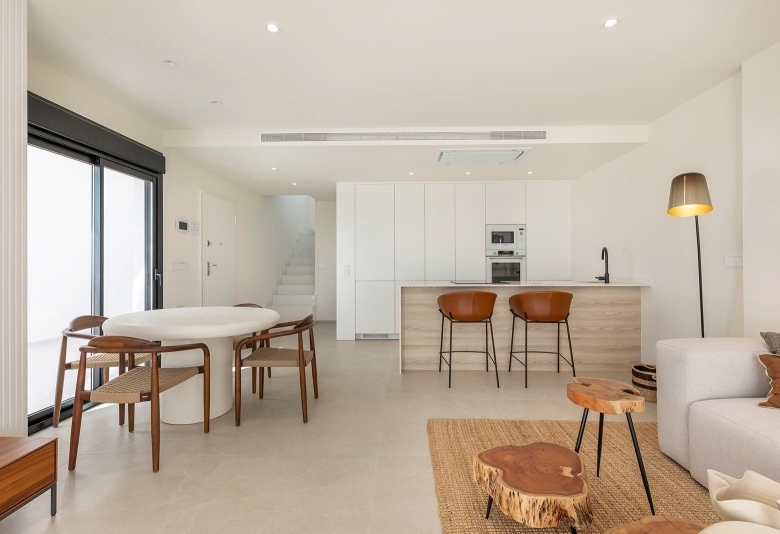 Villa de nueva construcción con 3 dormitorios y piscina privada en venta en Los Alcazares.