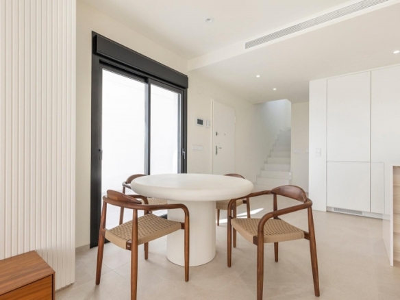 Villa de nueva construcción con 3 dormitorios y piscina privada en venta en Los Alcazares.