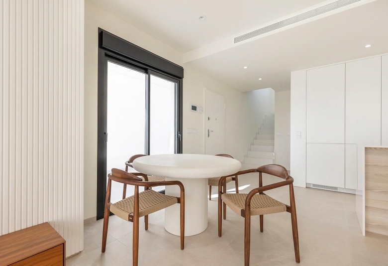 Villa de nueva construcción con 3 dormitorios y piscina privada en venta en Los Alcazares.