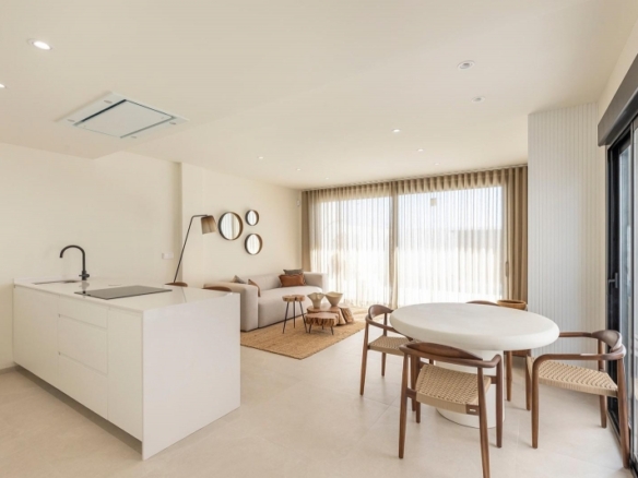 Villa de nueva construcción con 3 dormitorios y piscina privada en venta en Los Alcazares.