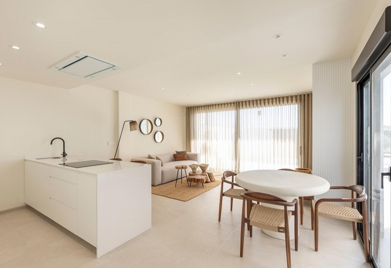 Villa de nueva construcción con 3 dormitorios y piscina privada en venta en Los Alcazares.