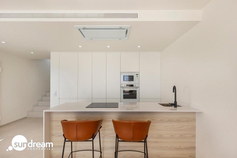 Villa de nueva construcción con 3 dormitorios y piscina privada en venta en Los Alcazares.