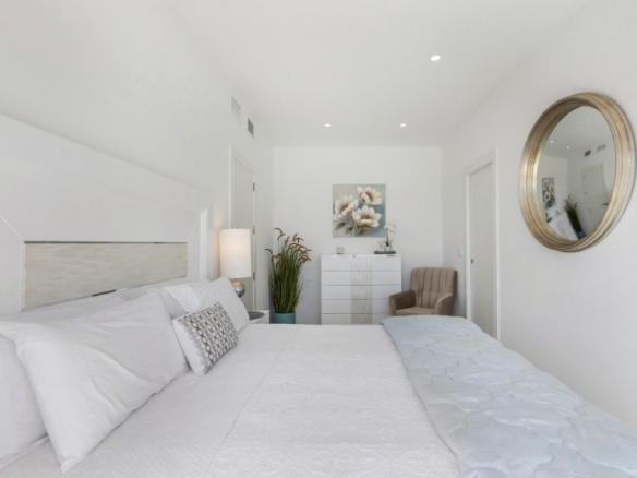 Villa de nueva construcción en una sola planta con 3 dormitorios y piscina privada en Los Alcázares