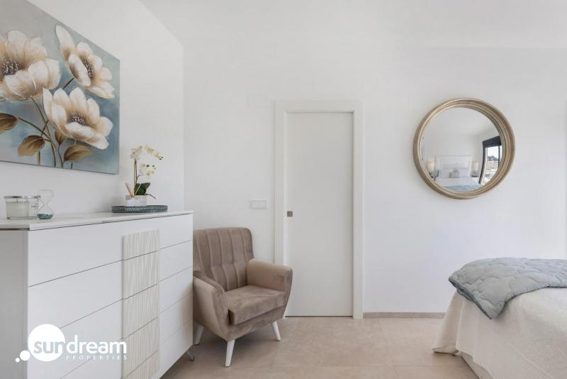 Villa de nueva construcción en una sola planta con 3 dormitorios y piscina privada en Los Alcázares