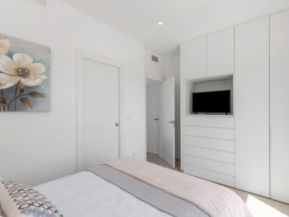 Villa de nueva construcción en una sola planta con 3 dormitorios y piscina privada en Los Alcázares