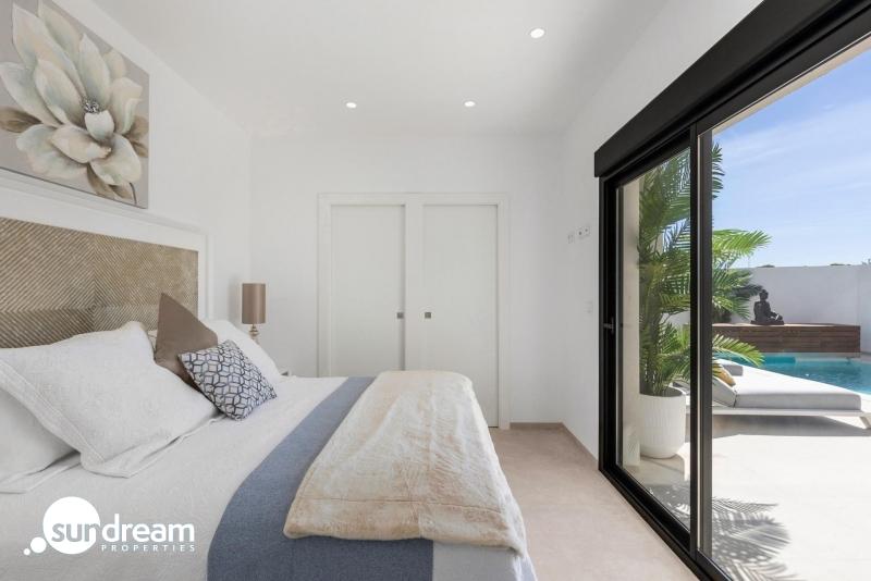 g_42665-22-19 Villa de nueva construcción en una sola planta con 3 dormitorios y piscina privada en Los Alcázares