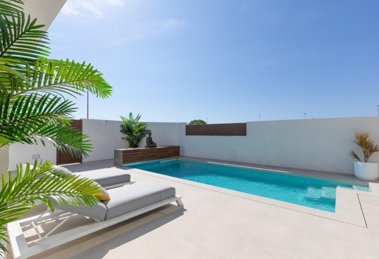 Villa de nueva construcción en una sola planta con 3 dormitorios y piscina privada en Los Alcázares