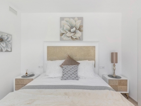 Villa de nueva construcción en una sola planta con 3 dormitorios y piscina privada en Los Alcázares