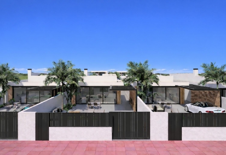 Villa de nueva construcción en una sola planta con 3 dormitorios y piscina privada en Los Alcázares