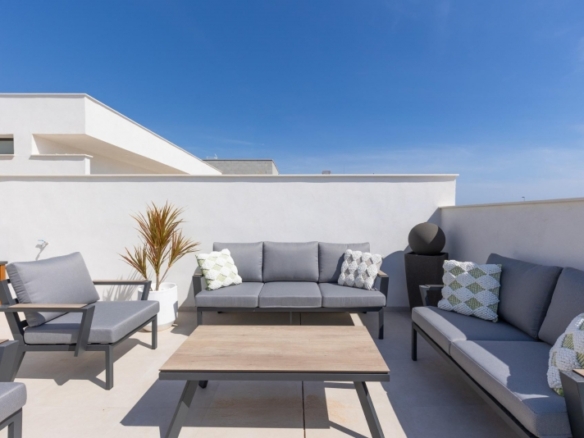 Villa de nueva construcción en una sola planta con 3 dormitorios y piscina privada en Los Alcázares