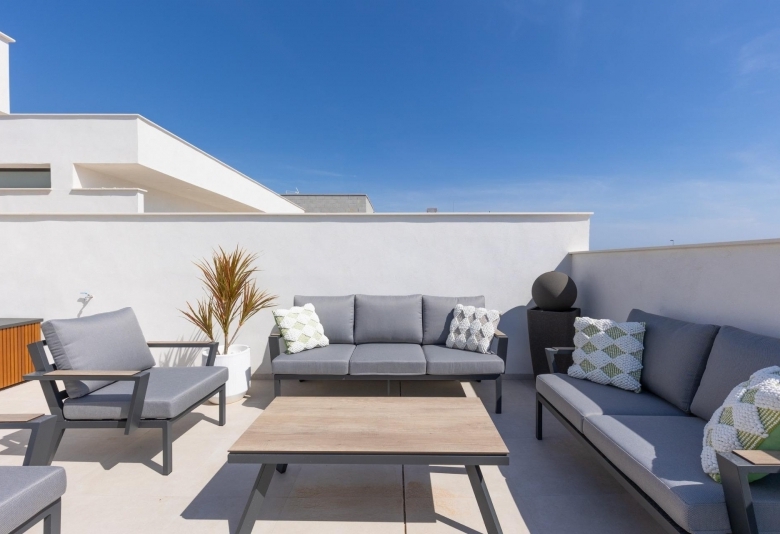 Villa de nueva construcción en una sola planta con 3 dormitorios y piscina privada en Los Alcázares