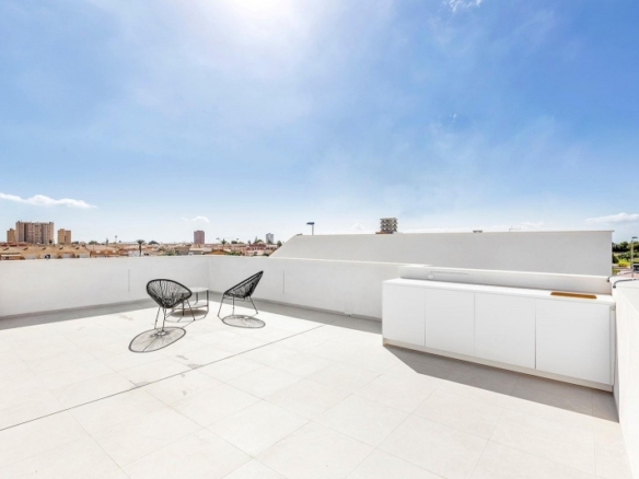 Villa de nueva construcción en una sola planta con 3 dormitorios y piscina privada en Los Alcázares