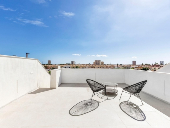Villa de nueva construcción en una sola planta con 3 dormitorios y piscina privada en Los Alcázares
