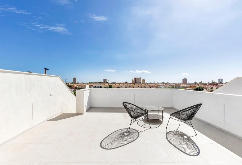 Villa de nueva construcción en una sola planta con 3 dormitorios y piscina privada en Los Alcázares