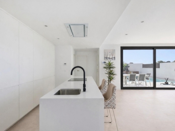 Villa de nueva construcción en una sola planta con 3 dormitorios y piscina privada en Los Alcázares