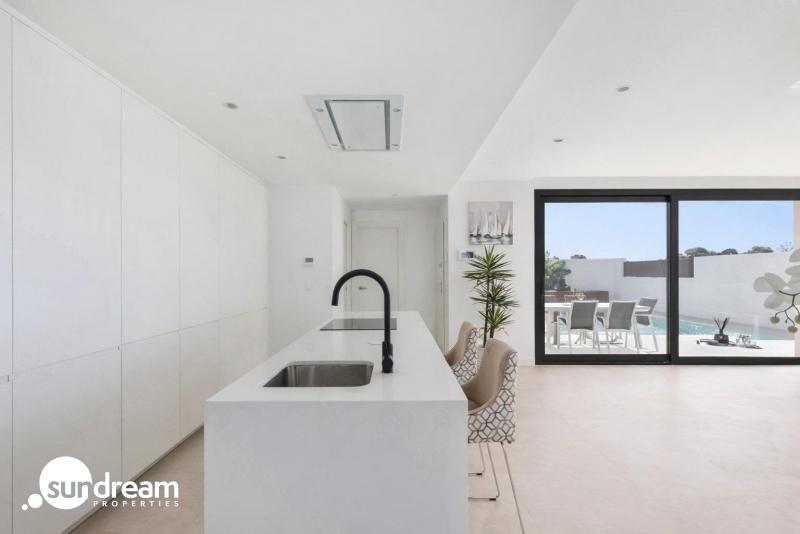 g_42665-22-6 Villa de nueva construcción en una sola planta con 3 dormitorios y piscina privada en Los Alcázares
