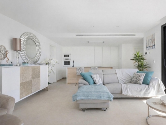Villa de nueva construcción en una sola planta con 3 dormitorios y piscina privada en Los Alcázares