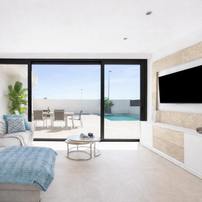 Villa de nueva construcción en una sola planta con 3 dormitorios y piscina privada en Los Alcázares