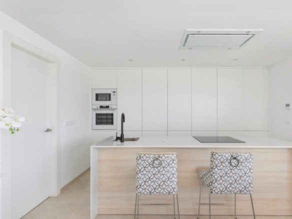 Villa de nueva construcción en una sola planta con 3 dormitorios y piscina privada en Los Alcázares