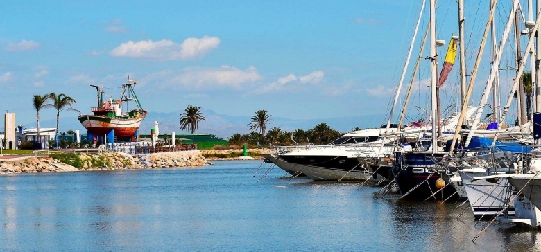 Ático de nueva construcción con 2 dormitorios cerca de la playa y del puerto deportivo en Guardamar del Segura