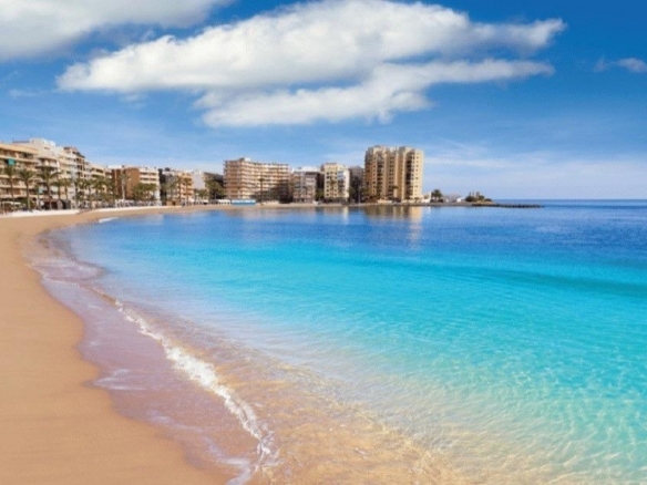 Apartamento de nueva construcción con 2 dormitorios a tan solo 400 m de la playa en Torrevieja