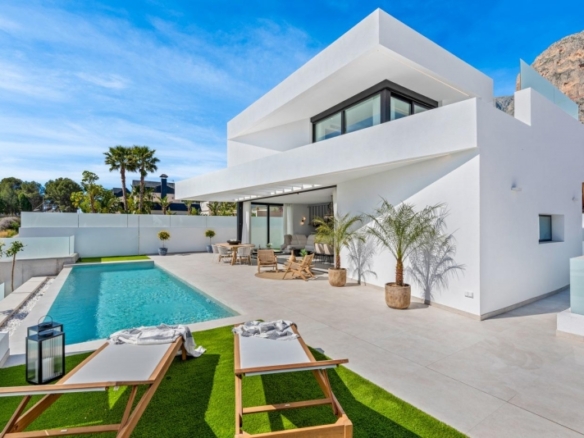 Villa de nueva construcción de 3 dormitorios con piscina privada y sótano con garaje y trastero a la venta en Polop