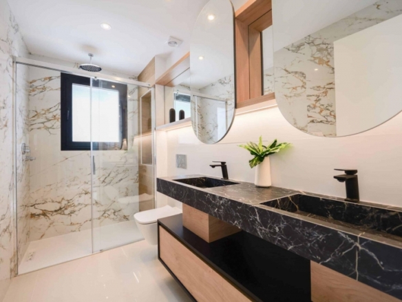 Villa en una sola planta con 3 dormitorios, piscina privada y gran sótano en Ciudad Quesada