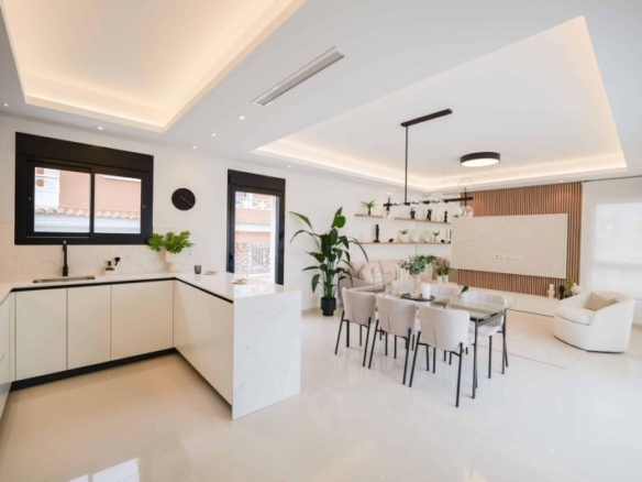 Villa en una sola planta con 3 dormitorios, piscina privada y gran sótano en Ciudad Quesada
