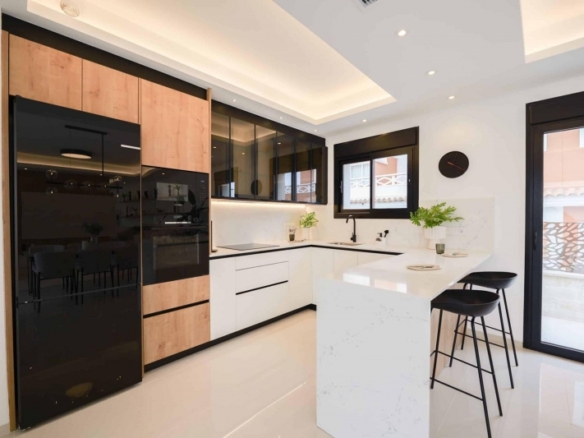 Villa en una sola planta con 3 dormitorios, piscina privada y gran sótano en Ciudad Quesada