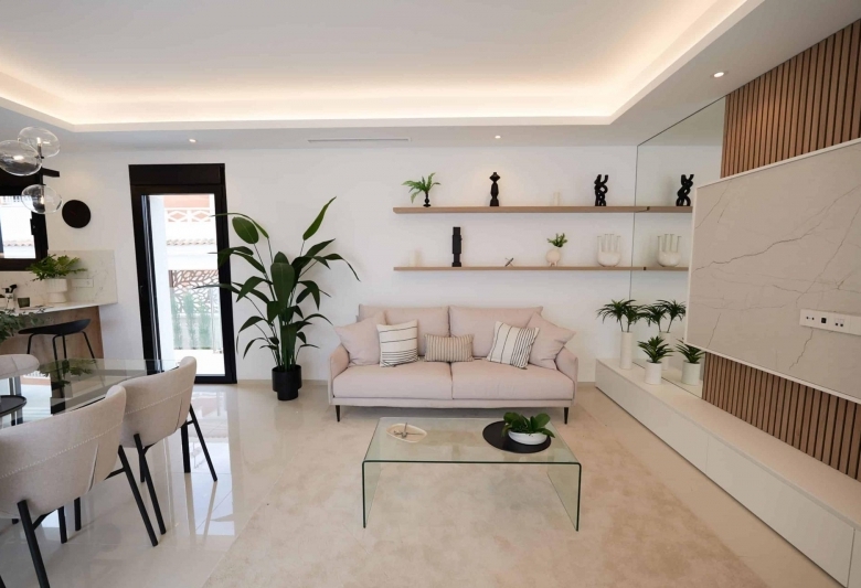 Villa en una sola planta con 3 dormitorios, piscina privada y gran sótano en Ciudad Quesada