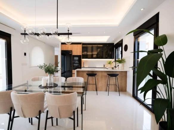 Villa en una sola planta con 3 dormitorios, piscina privada y gran sótano en Ciudad Quesada