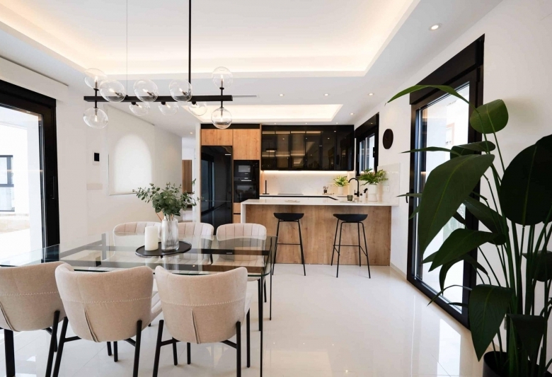 Villa en una sola planta con 3 dormitorios, piscina privada y gran sótano en Ciudad Quesada