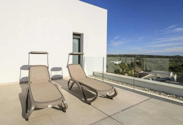 Villa exclusiva de 3 dormitorios a la venta en el prestigioso Resort de Golf Las Colinas(Alicante)