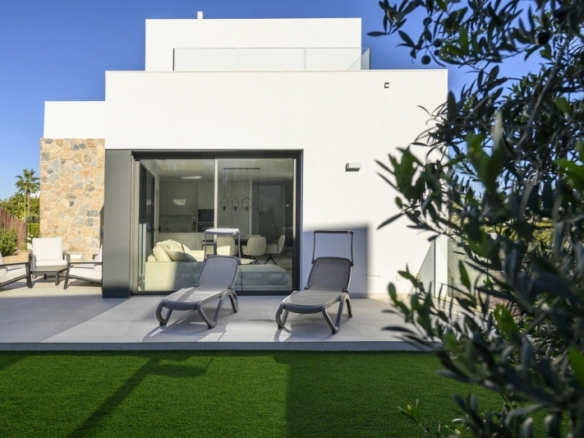 Villa exclusiva de 3 dormitorios a la venta en el prestigioso Resort de Golf Las Colinas(Alicante)