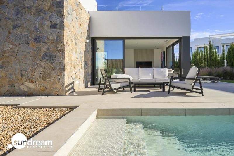 Villa exclusiva de 3 dormitorios a la venta en el prestigioso Resort de Golf Las Colinas(Alicante)