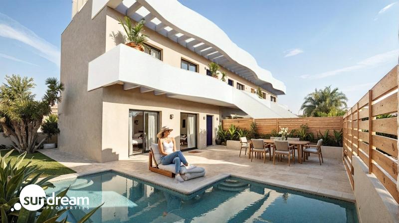 Bungalow de planta alta de 3 dormitorios con solarium y piscina privada a la venta en Pilar de la Horadada