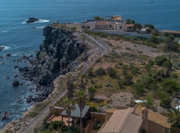 Exclusiva villa de lujo en primera línea de mar a la venta en  Cabo de Palos