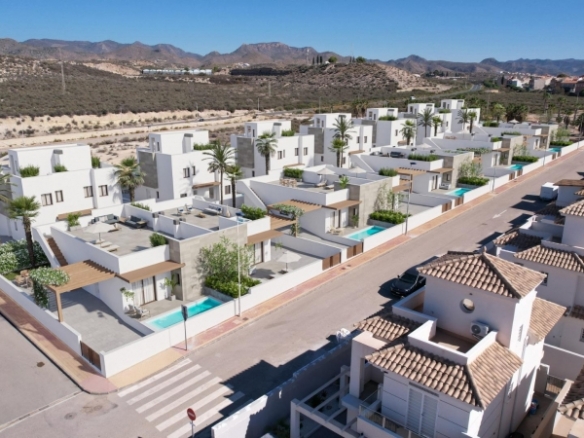 Villa pareada de 3 dormitorios con solarium a solo 950m de la playa en Puerto de Mazarrón