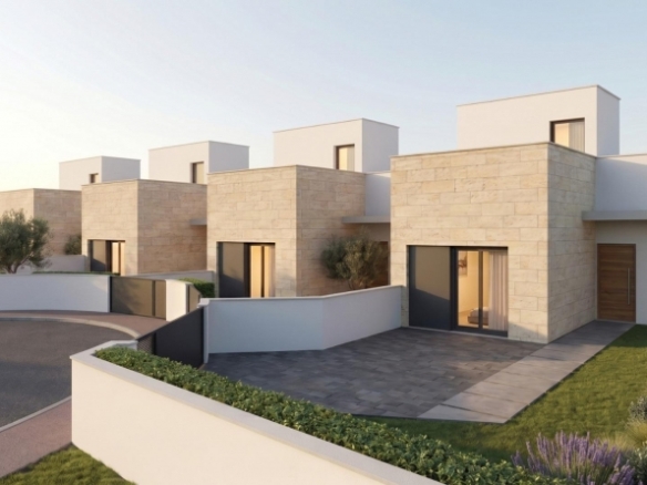Villa adosada de 3 dormitorios con solarium y piscina privada a la venta en el Country Club de Mazarrón