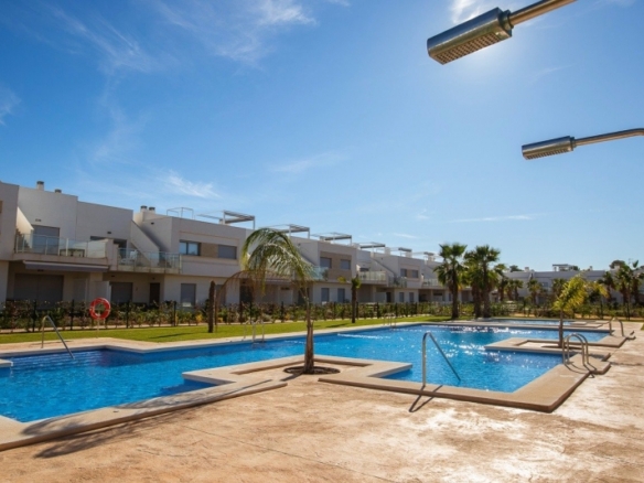 Bungalow de planta alta con 2 dormitorios y solarium privado a la venta en Golf Resort(Orihuela)